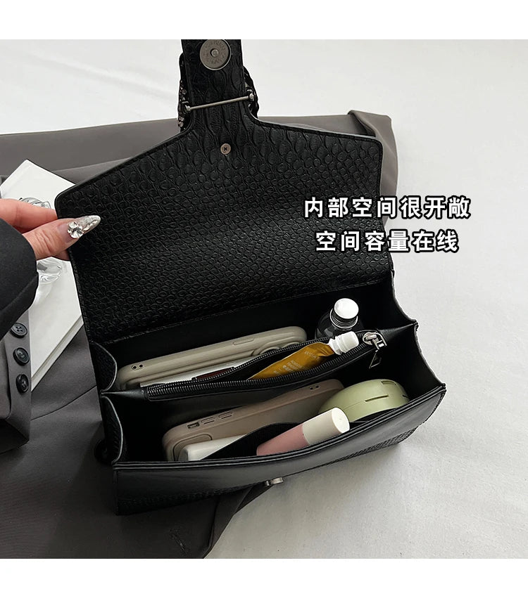 Retro Snake Pattern Chain Shoulder Bag for Women
