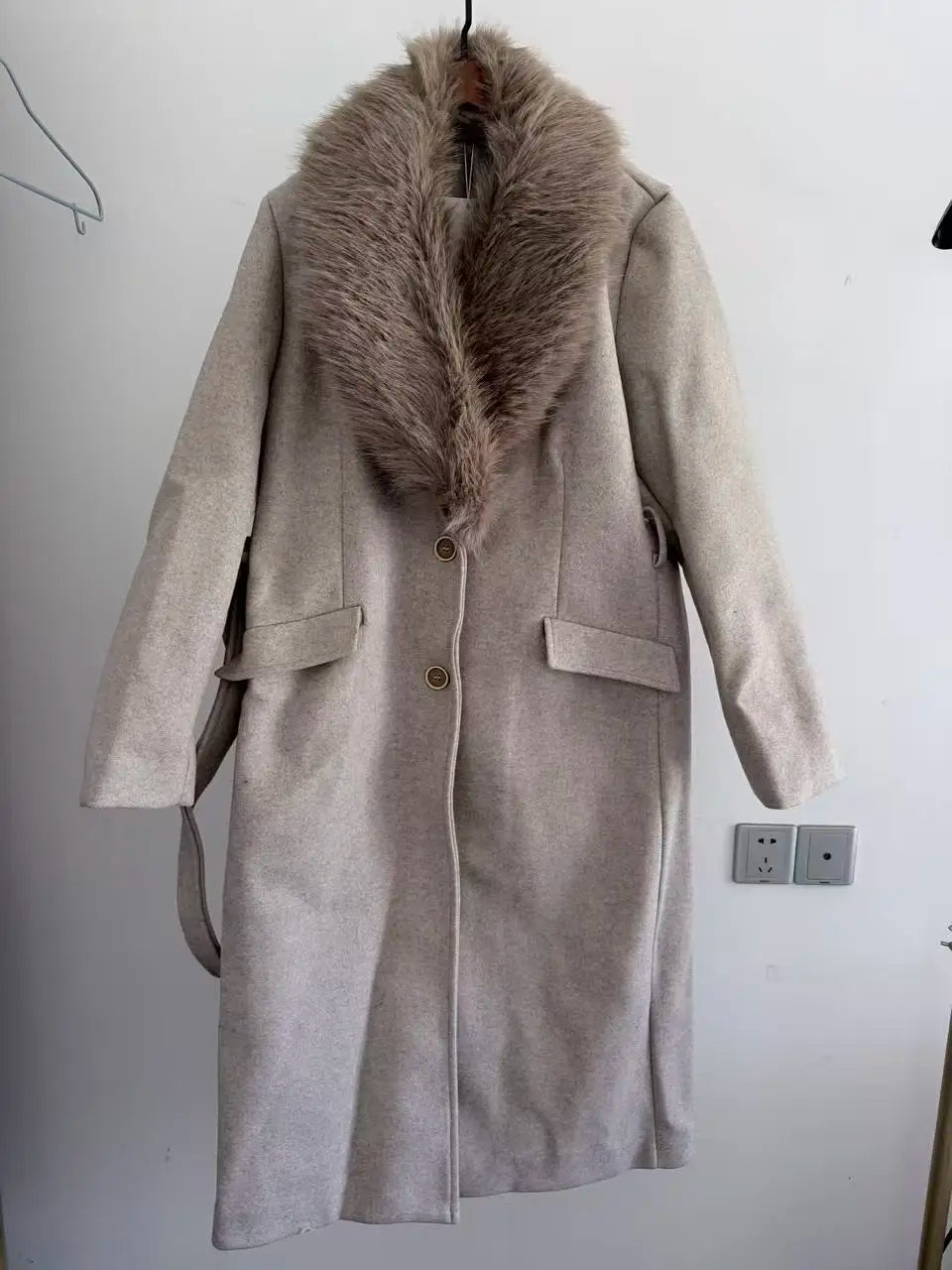 Women's Long Polyester Coat with Fur Collar and Pockets