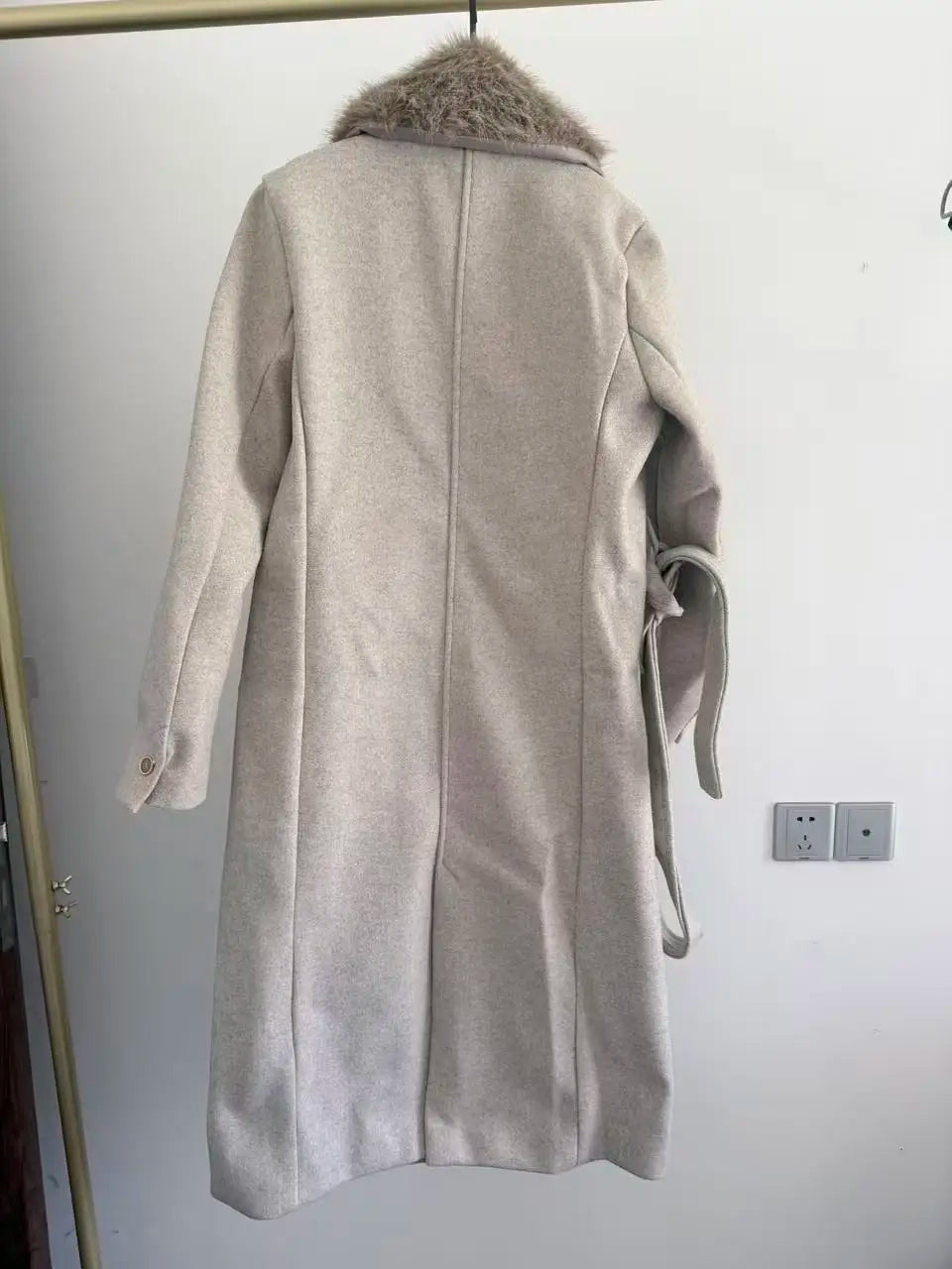 Women's Long Polyester Coat with Fur Collar and Pockets