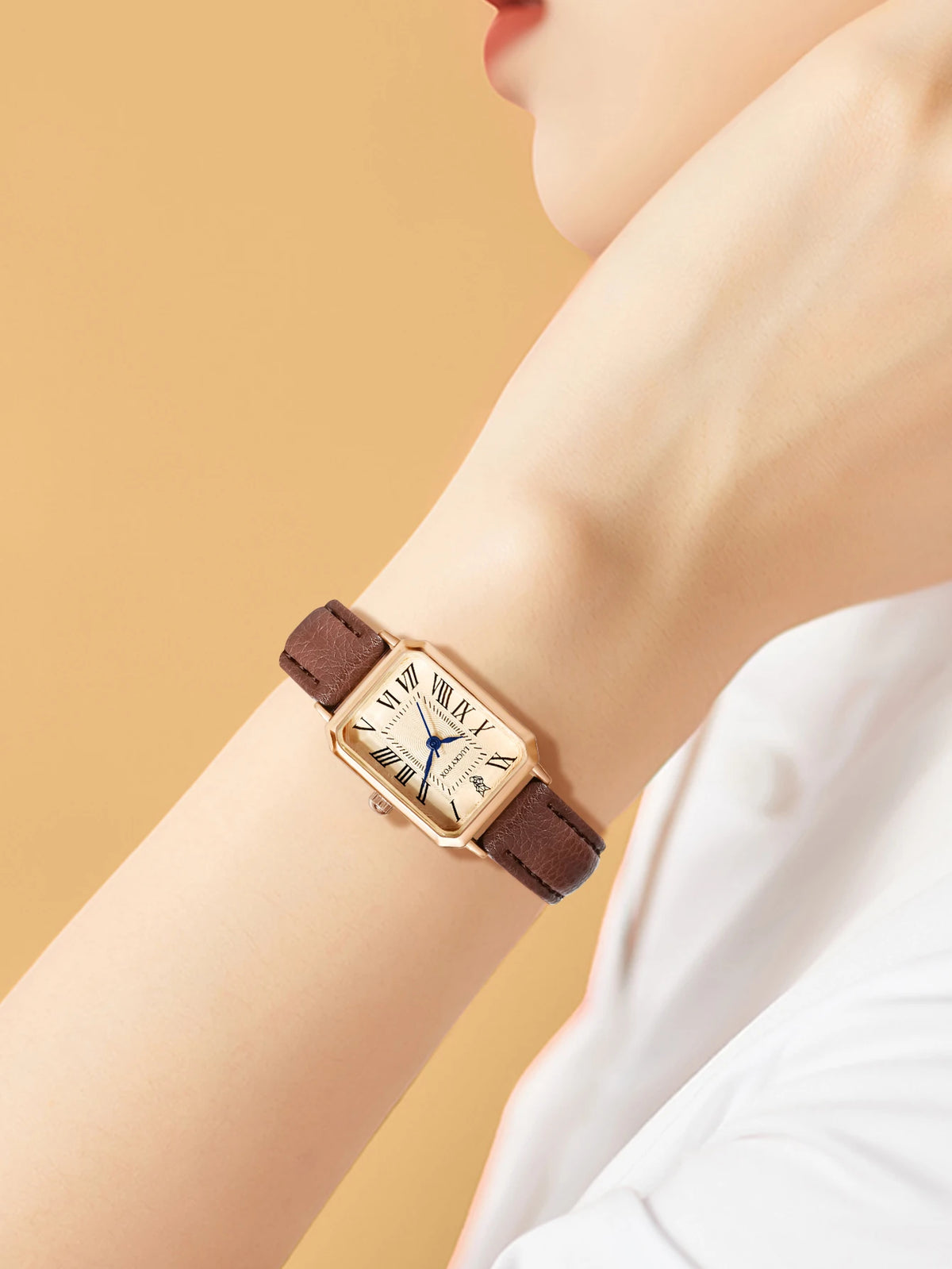 Fashion Retro Square Leather Strap Quartz Watch for Women